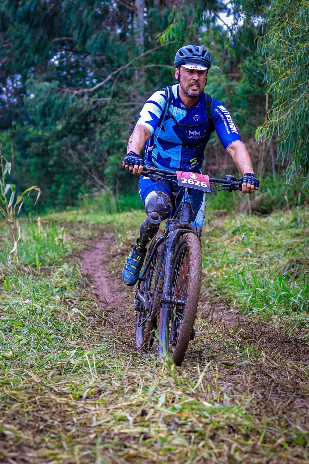 Murilo Morais competindo no ciclismo em uma trilha