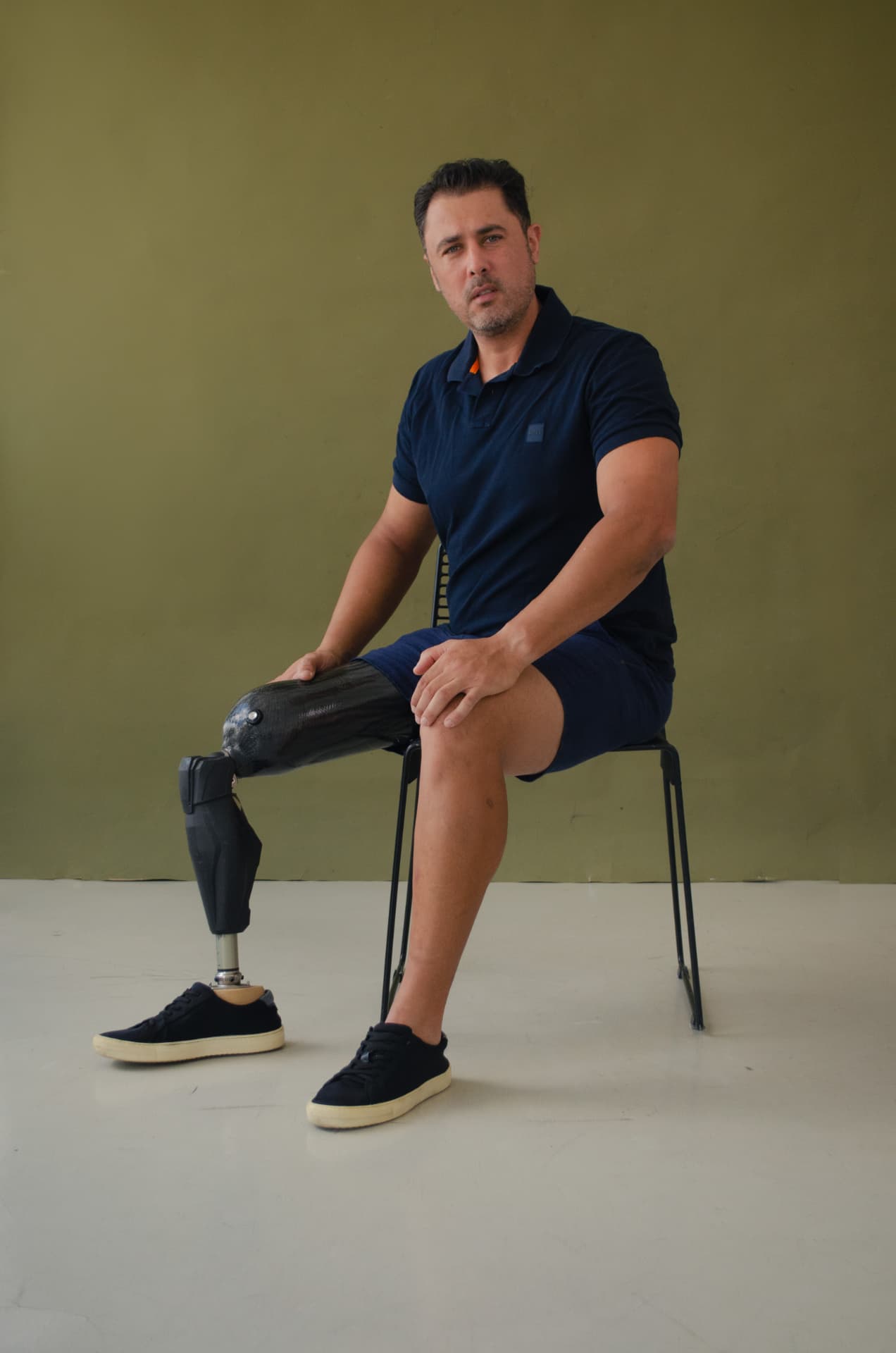 Murilo Morais sentado, usando prótese na perna