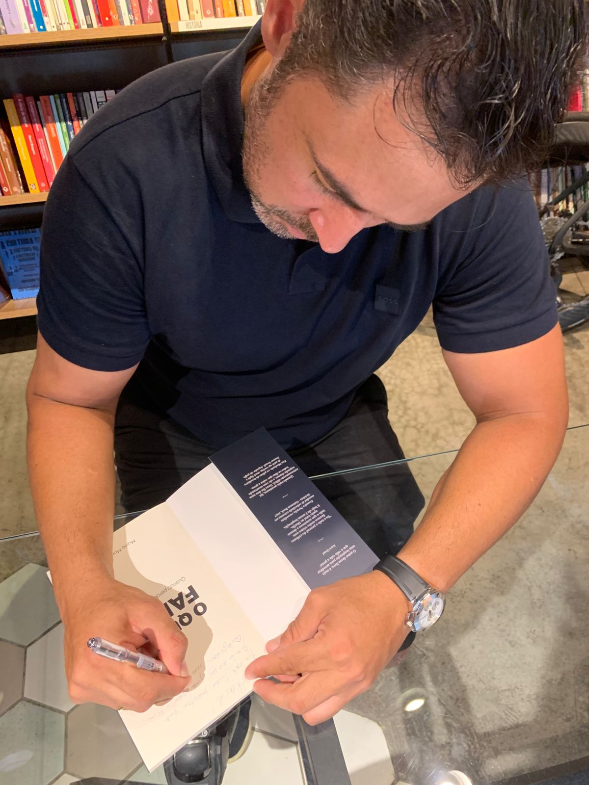 Murilo Morais autografando o livro em uma livraria
