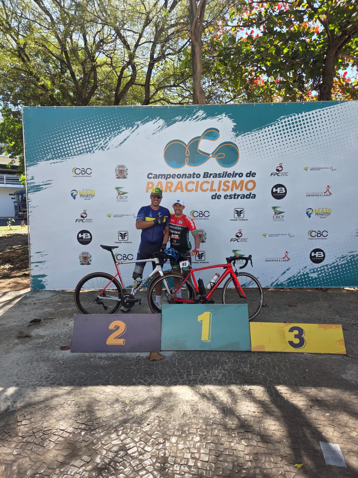 Murilo Morais no pódio do Campeonato Brasileiro de Paraciclismo